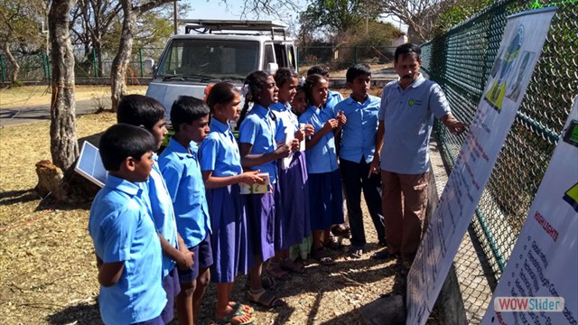 VU3JYT explaining the school children about HAM banners